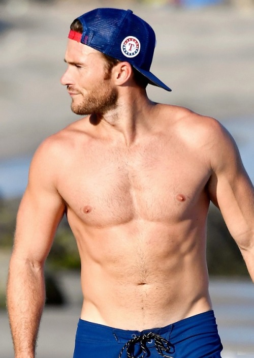 Scott Eastwood on the beach in Los Angeles www.vjbrendan.com/2017/08/scott-eastwood-on-beach-