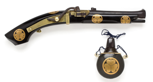 peashooter85: Beautiful antique Japanese matchlock pistol with matching powder flask.  Features