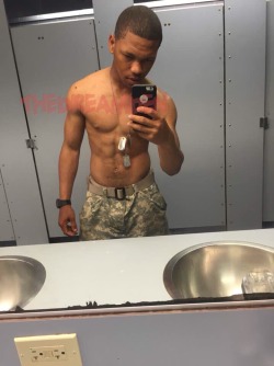 thedreamden:  Army nigga in the shower 👅🍆😉