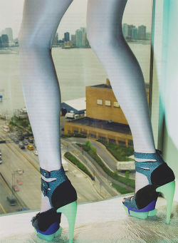 schu-schu:2010s_editorial_fotografie_raymond_meyer_not_sure_designer_balenciaga_shoe_highheel_space_future_turkoise_vogue_us_aug_2009