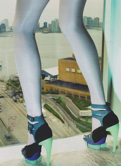 XXX schu-schu:2010s_editorial_fotografie_raymond_meyer_not_sure_designer_balenciaga_shoe_highheel_space_future_turkoise_vogue_us_aug_2009 photo