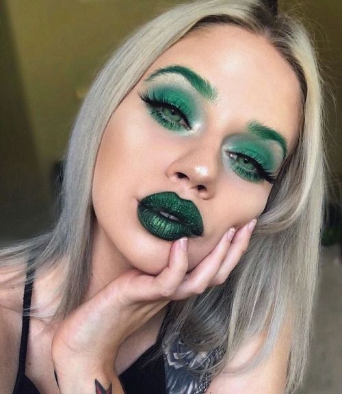  Green with envy! @laurenrohrer SLAYS in Serpentina! Get this Limited Edition shade in the Slither #