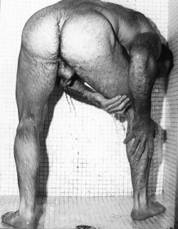 vintagemusclemen:  Here we see a furry guy in the shower.