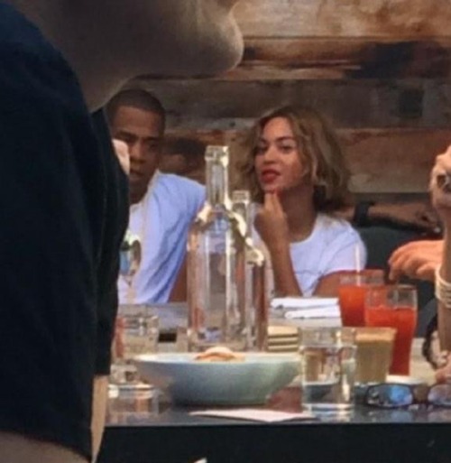 hellyeahbeyonce:  Beyoncé & Jay Z spotted earlier at a restaurant in California - NOV 6, 2014
