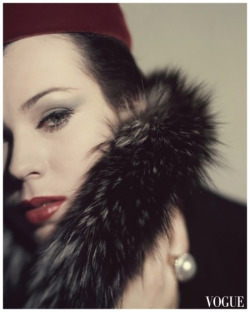 mudwerks:  (via Photo Karen Radkai | © Pleasurephoto)  Vogue – September 1959 Head of model Morris with Canadian Fur fox collar and deep red velvet pillbox Photo Karen Radkai  