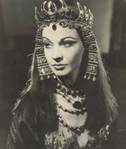 Enoughdiamonds:  Vivien Leigh In Caesar And Cleopatra C. 1945