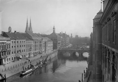 hiddenlookingglass:germany1900:Berlin 1910I sometimes get emotional thinking about how some cities w