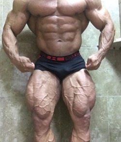 muscular-chaser:  pjsesq:  Alexis Rivera And his gams.  Damn.. the legs!