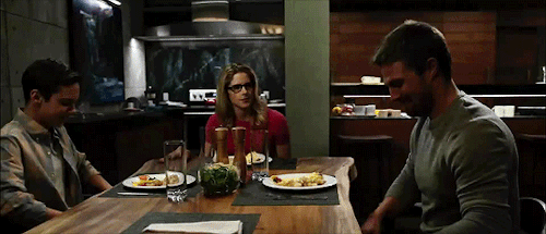 oliverfelicitygifs:Oliver Queen and Felicity Smoak in “The Ties That Bind” preview