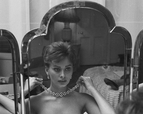 gatabella: Sophia Loren before meeting the Queen Elizabeth, 1957