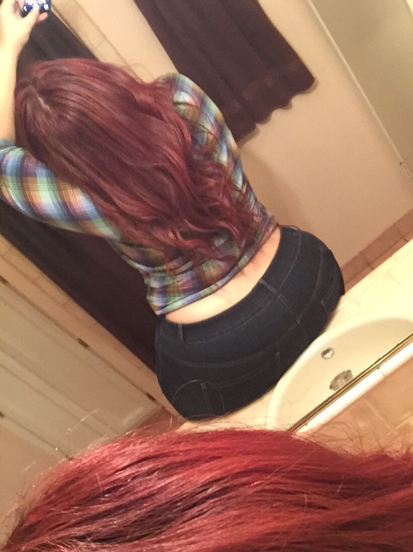 nalgaemoji:  too short to sit my entire ass on the sink :(