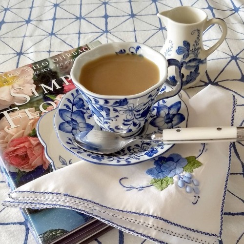 oldfarmhouse:Morning CoffeeNew DayPhotoCredit: boxwoodandlavender @instagramSource: oldfarmhouse @tu