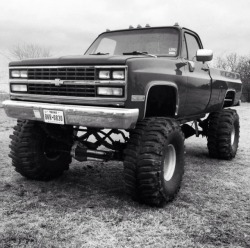 countrygirl4397:  country-boy44:  Some sick lookin trucks right there  ❤️   😍