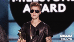 mmistletoe:  Justin accepting the Milestone Award, Billboard Awards 2013 