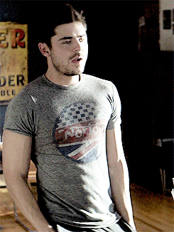 spliffmastergeneral:  AM i TO BELiEVE THAT THiS iS ZAC EFRON THAT DOUCHE FROM HiGH