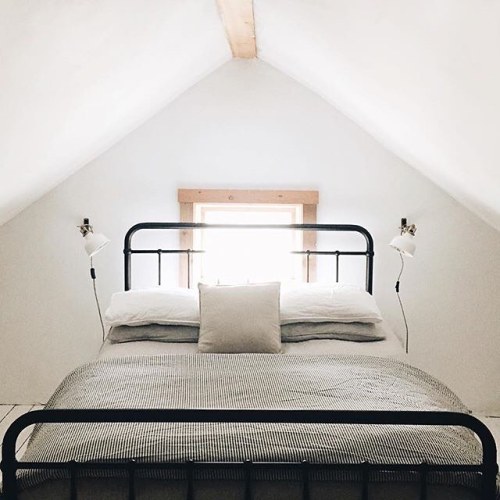 oldfarmhouse:Simple Attic Bedroom @sylviatribel