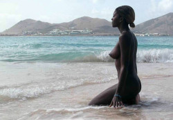 thenakedblackgirl:  beauty on the white sand