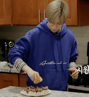 nso-csi:  peridoxxx:taemin cooking steak sushi ♡ Why not the dancer