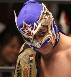 kushida-makes-you-rock:  Dragon Lee has every right to be mad at Takahashi for destroying all of his masks. 📷