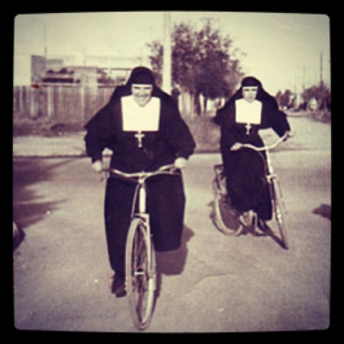 ellasenbici: Ir en #bicicleta es… una bendición!!! #Bicycle #Nun