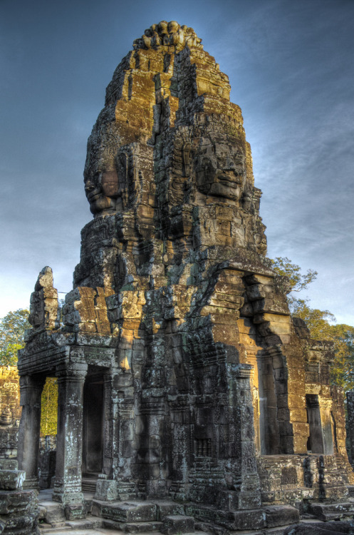 statues-and-monuments:   Bayon by CX15 Via Flickr: Bayon at sunset, Temples of Angkor, Cambodia. Pos