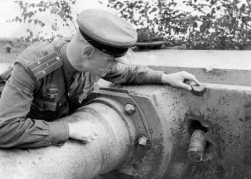 Soviet Red Army officer looking at the turret of Tiger