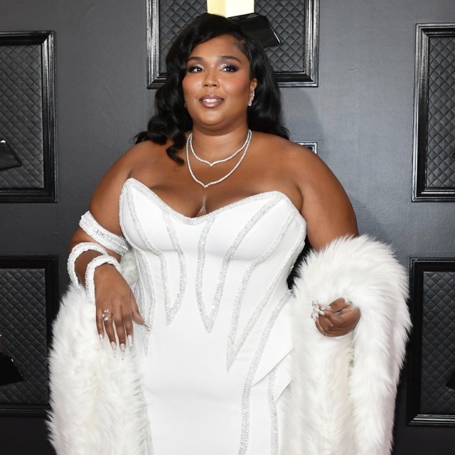 Sex coutureicons:lizzo wearing versace at the pictures