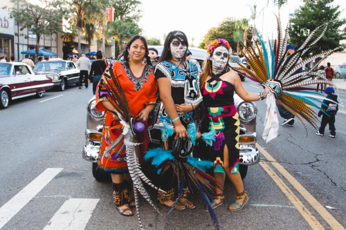 xairelavx:  erikpaulhoward:  Conoga Park celebrated Dia de Los Muertos with their annual car show.  Canoga Parque. 😁 