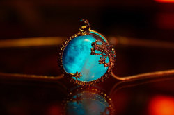 dragontamer05: crossconnectmag:  Mystical Glow-in-the-Dark Jewelry Emits an Ethereal Turquoise Glow Artisan Manon Richard infuses  a bit of magic into her collection of playful phosphorescent jewelry.  Crafting the likes of earrings, pendants, and rings,