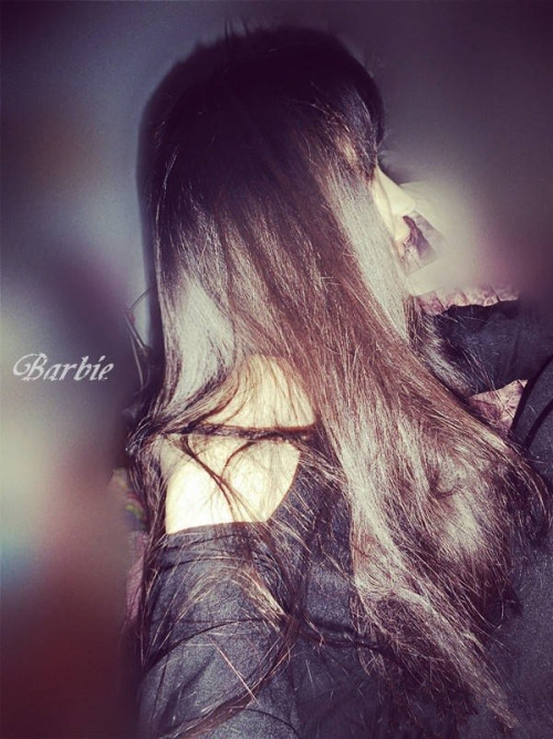 wangyujia-barbie: 王于佳就是是一个骚货，男人的性玩具，喜欢被粗大的肉棒塞满嘴唇，嘴唇是蛮丰润的很适合含住肉棒..胸部比较小..不算大…有B吧，乳交起来不算舒服..但是可