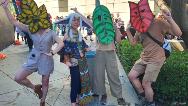 handing out korok seeds at AX 2023! but really the seeds were almond hersey's kisses LOL.
Met Zelda and Rauru! (IG: artemiscos)