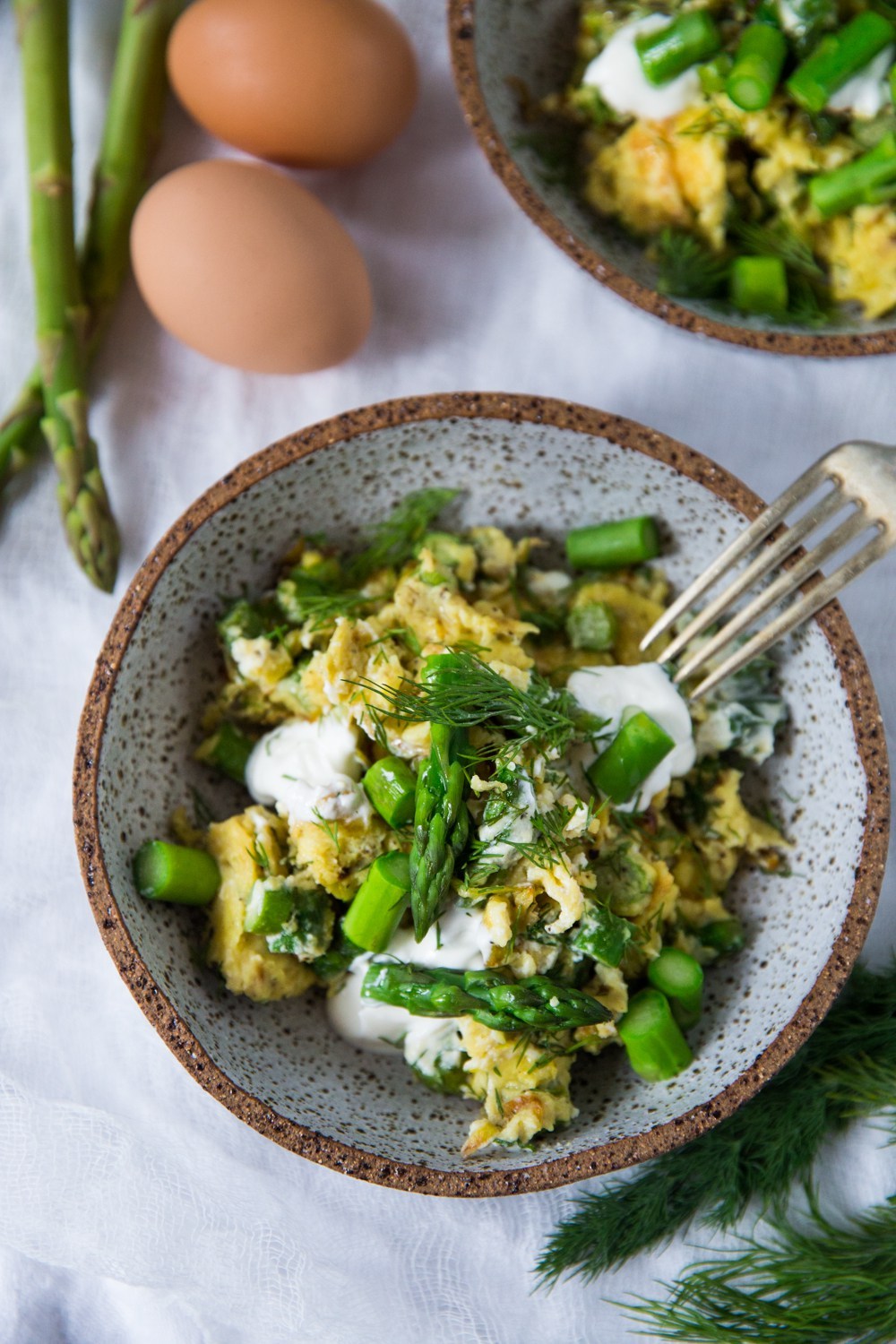 foodffs:  SCRAMBLED EGGS WITH ASPARAGUS, LEEKS, CHÈVRE AND DILLReally nice recipes.