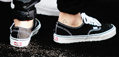 matchingbees:  24 days of Louis ↳ day 18: louis + favourite body part @Harry_Styles: You can tell a man by his ankles.  [donate here ♠]  