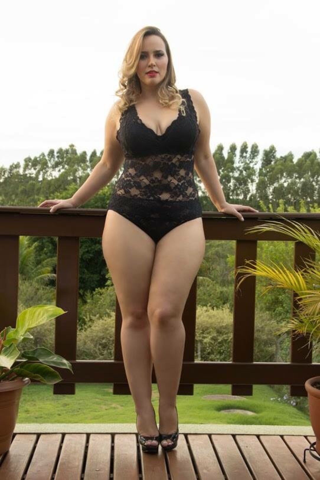 italiankong:  Ingrid Kriigen. Smokin’ hot, curvy and luscious!