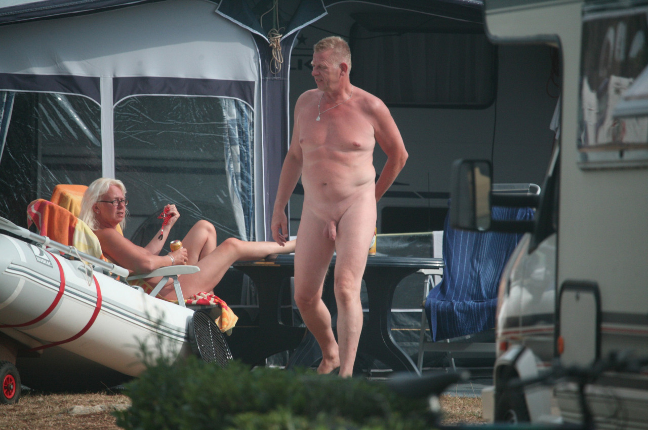L'HOMME MATURE NU