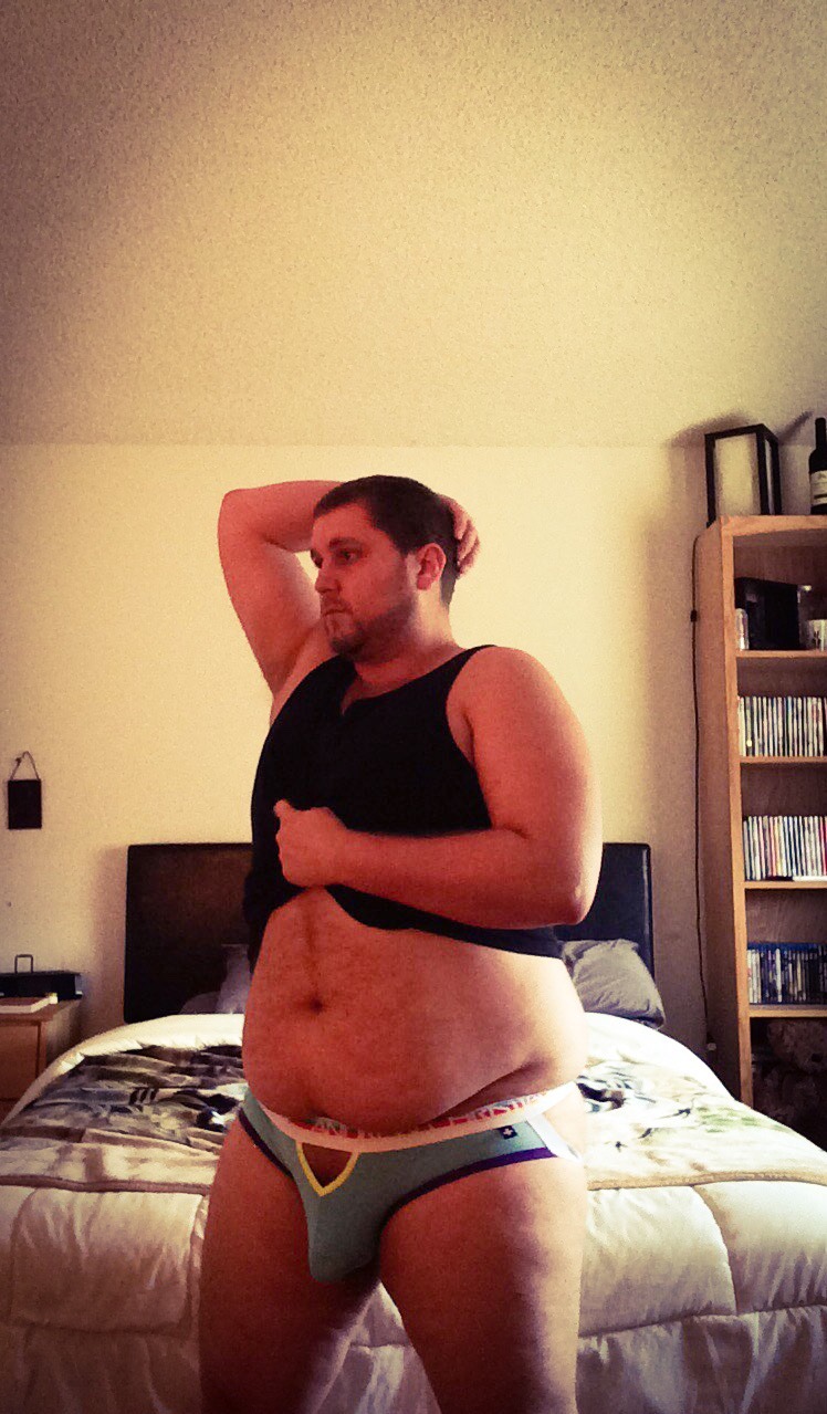 bigc-kc52:  cubwoofsxxx:  Finally home from work and it’s Tummy Tuesday!  Gotta