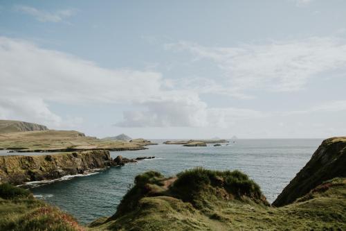 oneshotolive:  Valentia Island, Ireland. (Ft. The Skelligs) [OC] [4899 x 3266] 📷: Mallen2154 