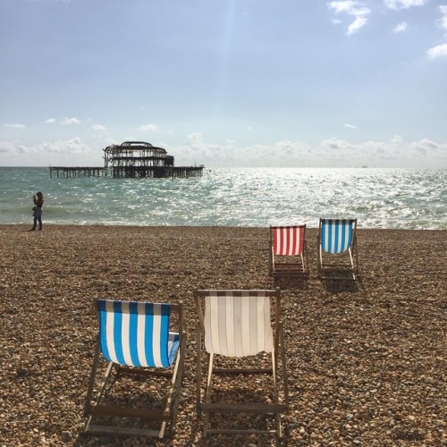 Brighton a few weeks ago #brighton #westpier #beach #pebbles #deckchairs #sunnyafternoon (at Brighto