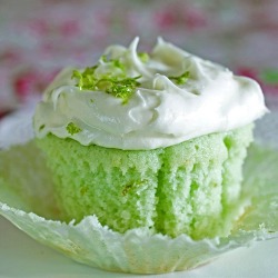 chefthisup:  Key Lime Cupcakes Get this recipe » http://bit.ly/WaVUGq