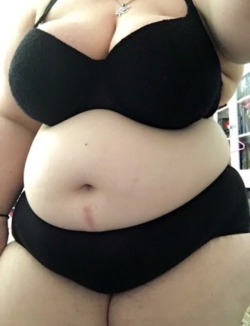 samanthavanity83:  I like how I look in black