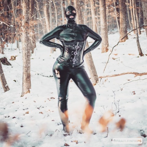 Böse gucken im Schnee: Check.#rubber #shiny #latexgirl #latexfetish #catsuit #frauleinfieps #mistr