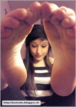 supersolesuniverse:  Barefoot lady selfshot