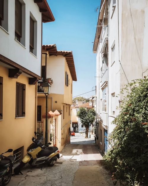 alisaineurope:  Wandering the colorful streets of Ano Poli, Thessaloniki, Greece    photo: