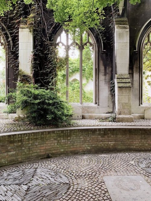 florealegiardini:St Dustan’s in the East church, London, United Kingdon ~ Kathryn Holeywell