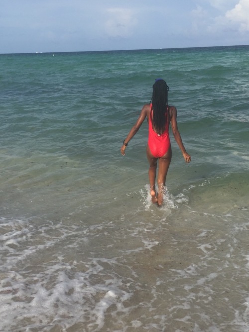 sincerelyemoni:  Don’t really know what’s behind the shoreline, but I wanna be there. Carefree. Alive. 🌊✨