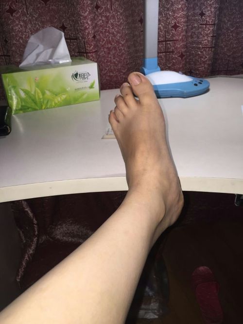 hdfrt: 应妹子要求转发，腿很直，毛毛稀疏，欲望还很强