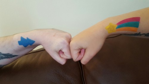 fuckyeahgravityfalls: Me and my brother got mystery twin tattoos.. (still healing hence my star look