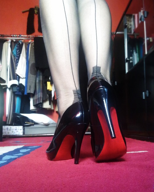 iddavanmunster-blog:  In love with my heels and FF stockings. Idda van Munster