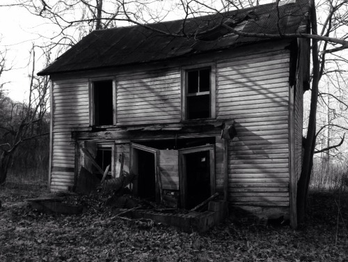 aabandoned:Abandoned house beside the interstate I went to today