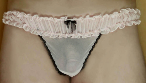 heatherspanties:Frilly pink sissy thong!